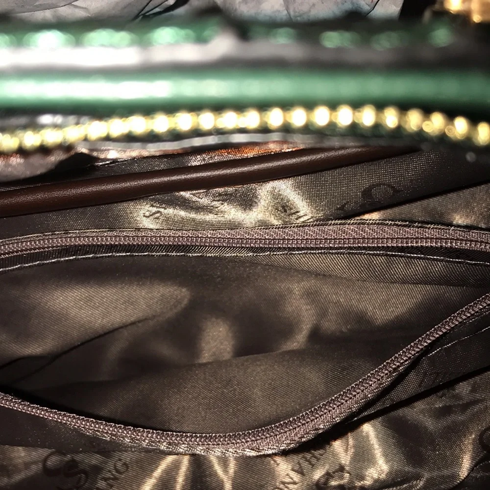 NWOT Women’s Crocodile-Embossed Handbag - Picture 11 of 16